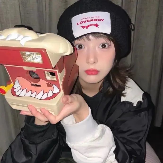 红衣小女孩