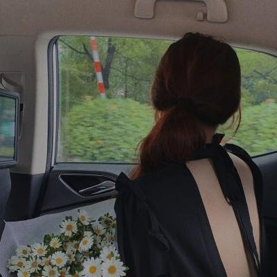 腰间持枪